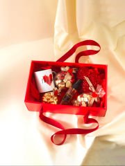 Kırmızı Kupalı Çanta Çikolata