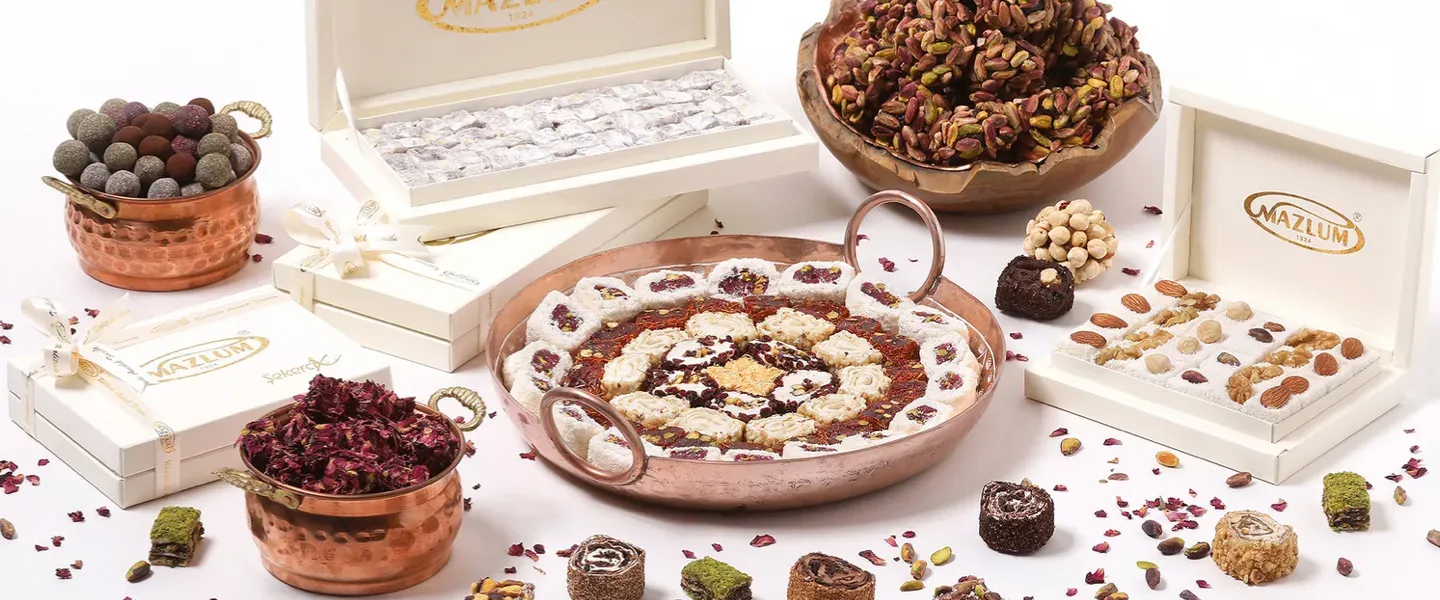 Mazlum markasına ait lokum ve kuru yemiş çeşitleri bakır kaplarda ve hediye kutularında.